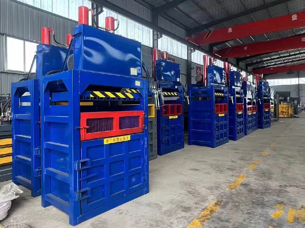 Vertical hydraulic baler